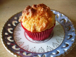 muffins met sjalotten en oude kaas